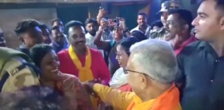 Kharagpur: একদিকে জয় শ্রীরাম, অন্যদিকে জয় বাংলা, তারই মাঝে হাত মেলালেন দিলীপ-প্রদীপ! সৌজন্য দেখল মিনি ইন্ডিয়া